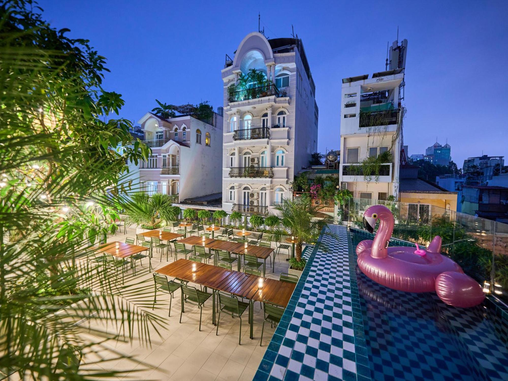 District One Hotel-rooftop Pool-reception 24-7-breakfast Ho Chi Minh City