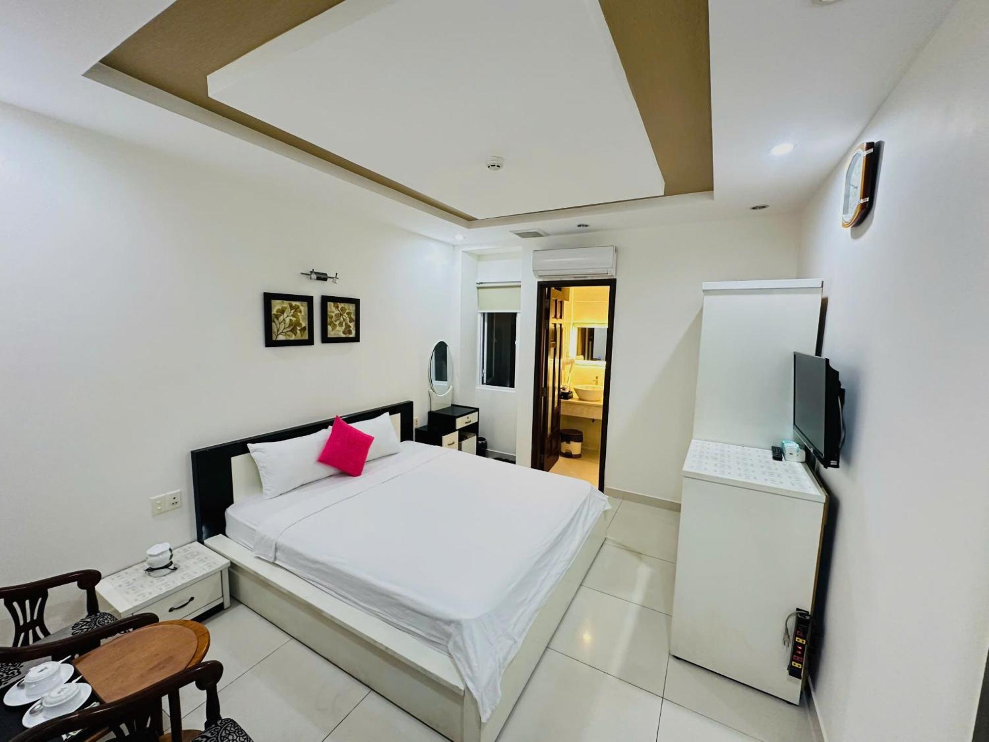 District One Hotel-rooftop Pool-reception 24-7-breakfast * Ho Chi Minh City
