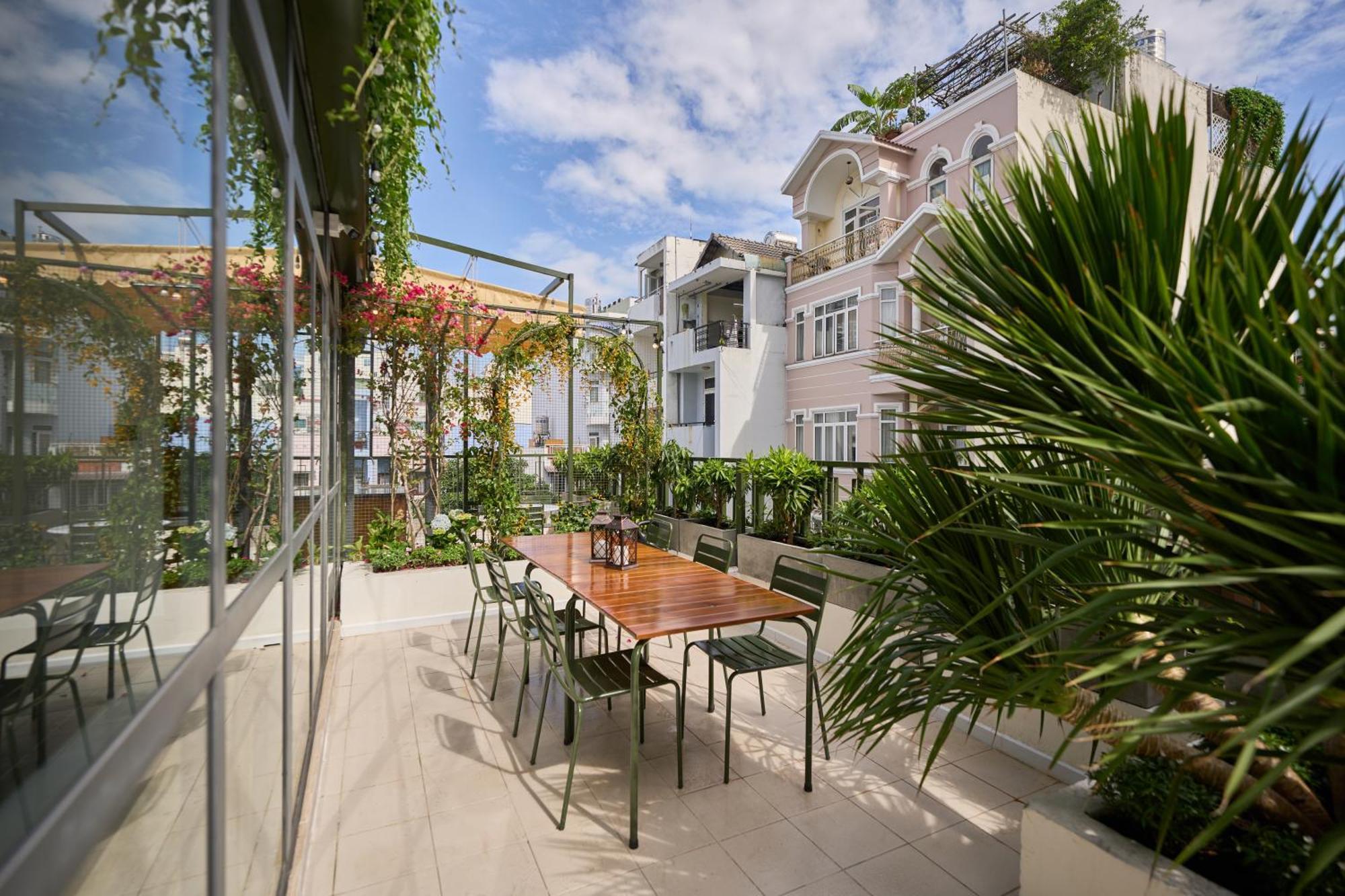 District One Hotel-rooftop Pool-reception 24-7-breakfast *