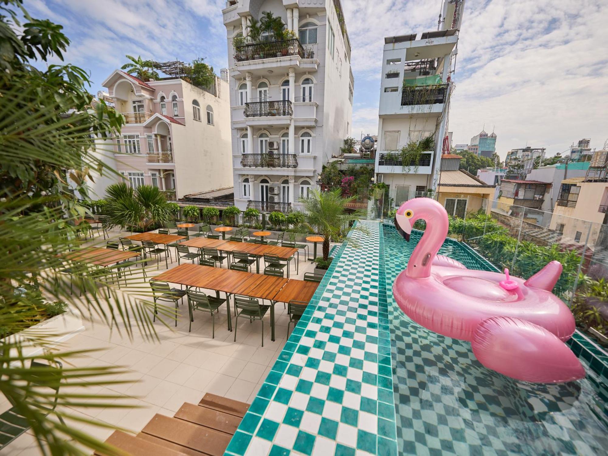 District One Hotel-rooftop Pool-reception 24-7-breakfast *
