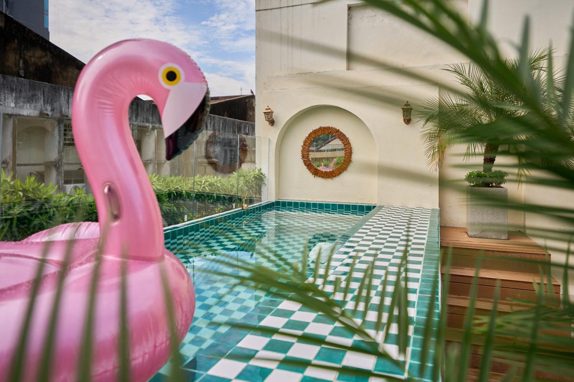 District One Hotel-rooftop Pool-reception 24-7-breakfast Ho Chi Minh City